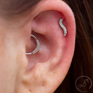 Alto Stratus with black diamonds in white gold, threaded for 14g