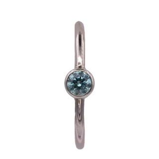 Fixed gem ring in white gold with 5/32” outward facing frosty mint, 16g 1/2"