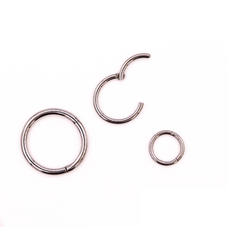Basic clicker/hinge ring in titanium, 18g