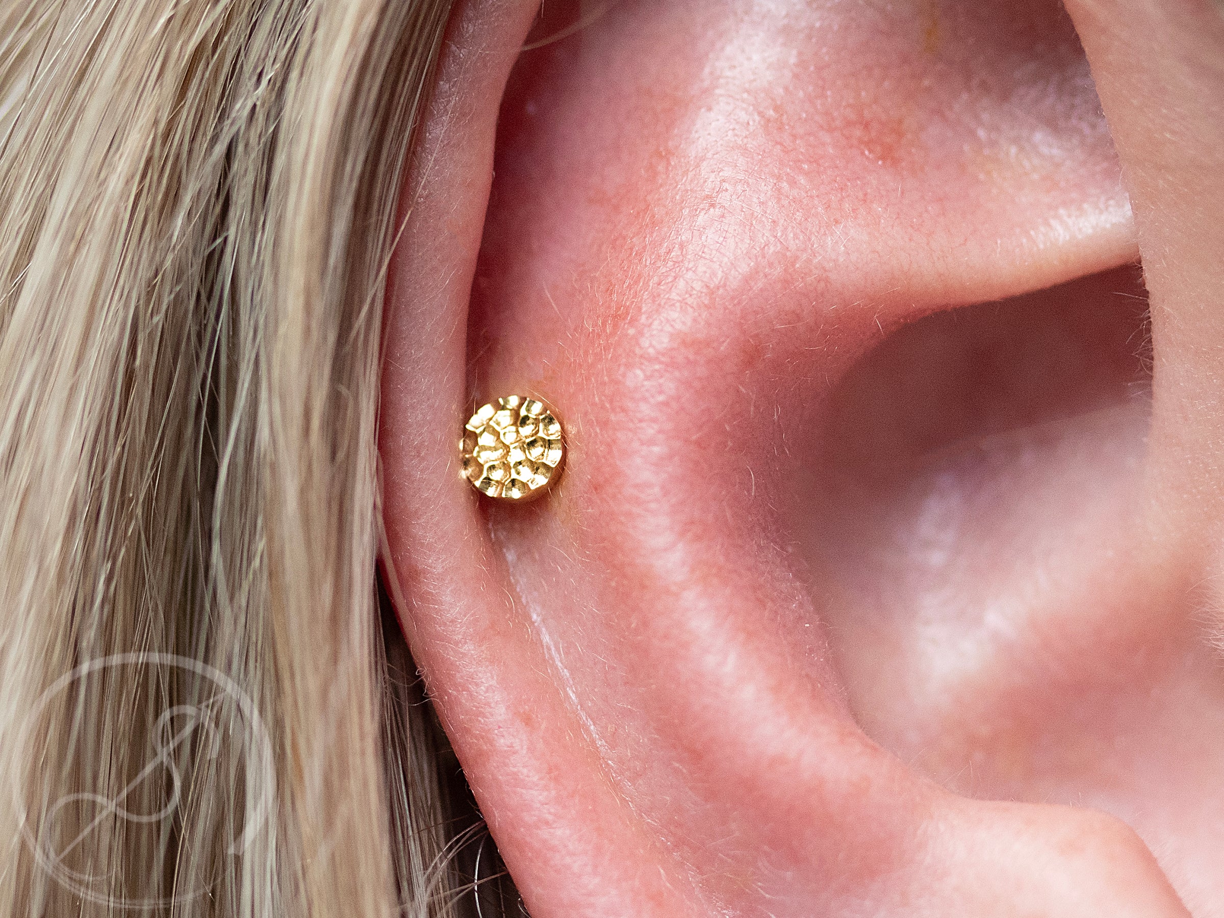Threadless Piercing End Hammered disk threadless end in white gold, 4mm – Piercing Experience