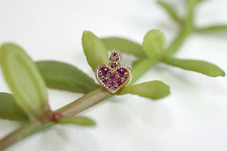Threadless mini Milagro heart in yellow gold with rubies, 4x5mm